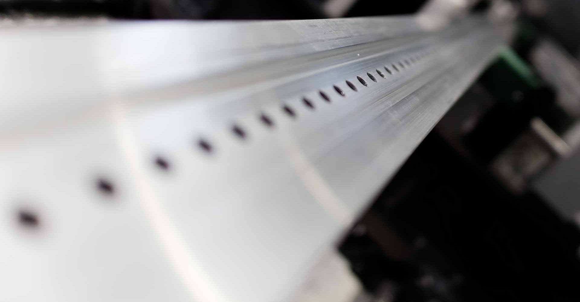 Lavorazione di un profilo estruso in alluminio di grandi dimensioni